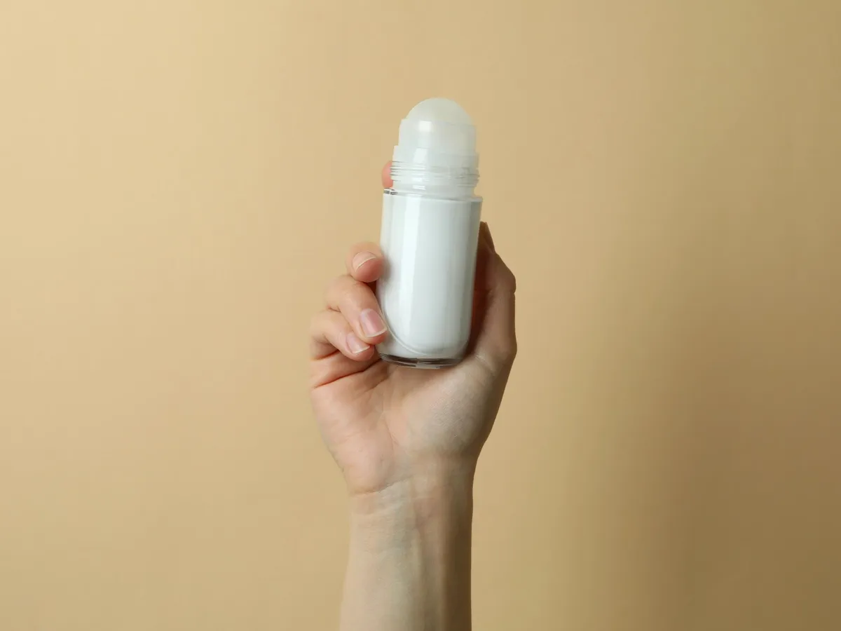 Nu arunca deodorantul gol. Cum poți transforma recipientul într-un obiect util pentru călătorii?