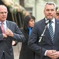 Ministrul de Interne, Gerhard Karner (stânga), și cancelarul federal Karl Nehammer la Sofia- Foto: EPA