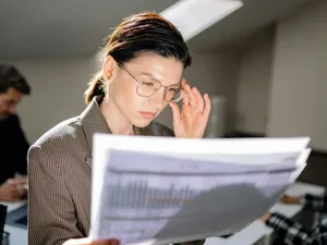Femeie urmărind calculele privind câştigul salarial mediu - Foto: Pexels/Yan Krukau