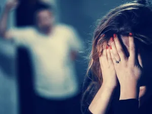 Un adolescent şi-a tăiat la gât în mod repetat iubita şi a ameninţat-o, cerându-i bani - Foto: Facebook/Poliţia Română