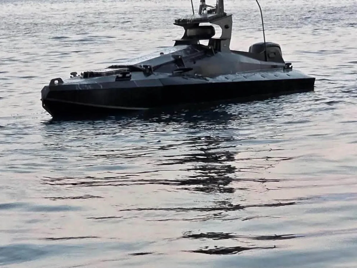 Un avion de luptă F-16 al Armatei Române a reușit să distrugă cu tunul de bord o dronă marină încărcată cu explozibil în aproppiere de platforma  petrolieră Neptun Deep din Marea Neagră - Foto: Facebook / Radu Miruță