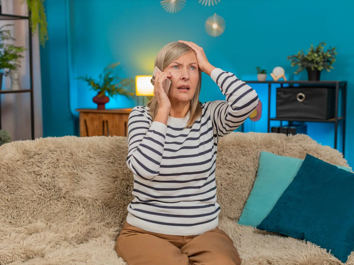 Pensionară, îngrijorată la pensie - Foto: Freepik