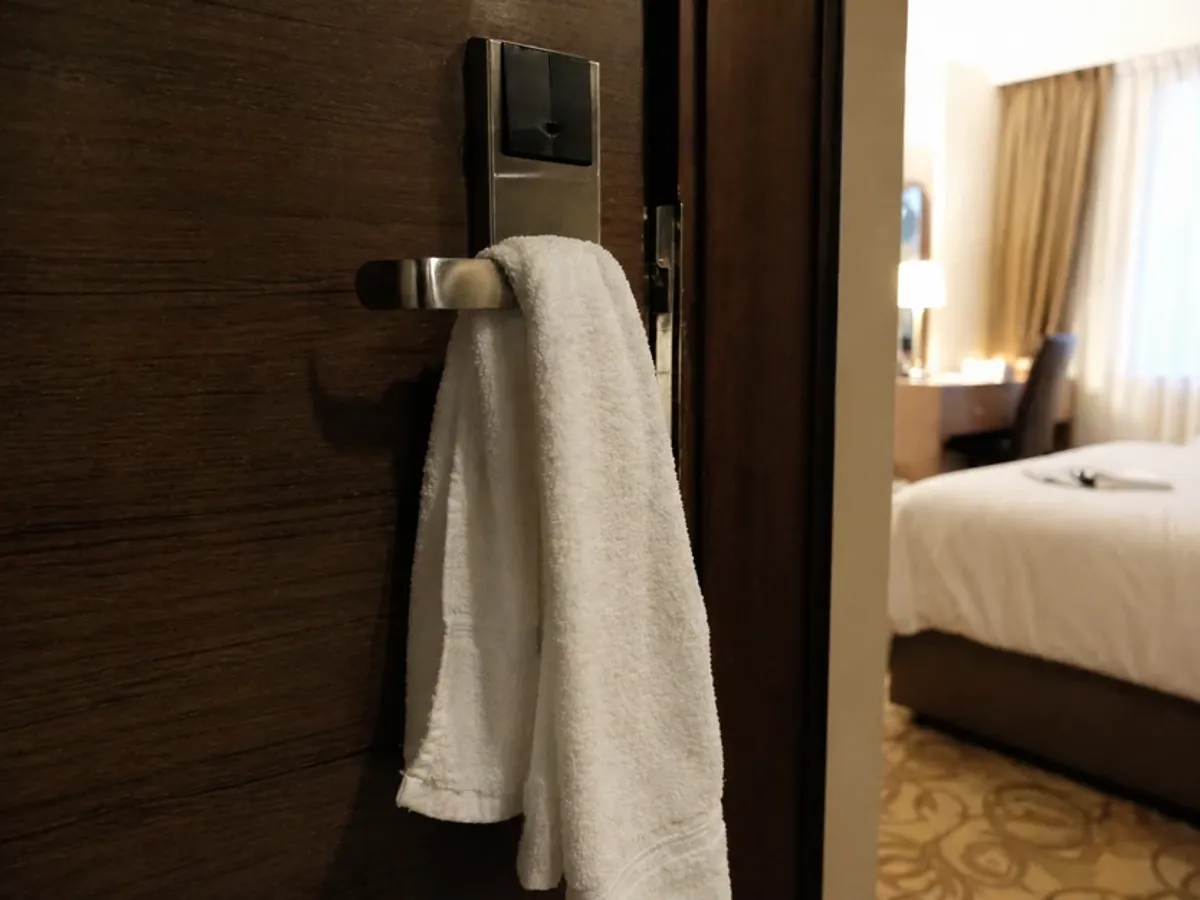Oamenii își agață prosoapele în masă pe clanțele ușilor hotelurilor. Iată de ce apelează la acest truc?