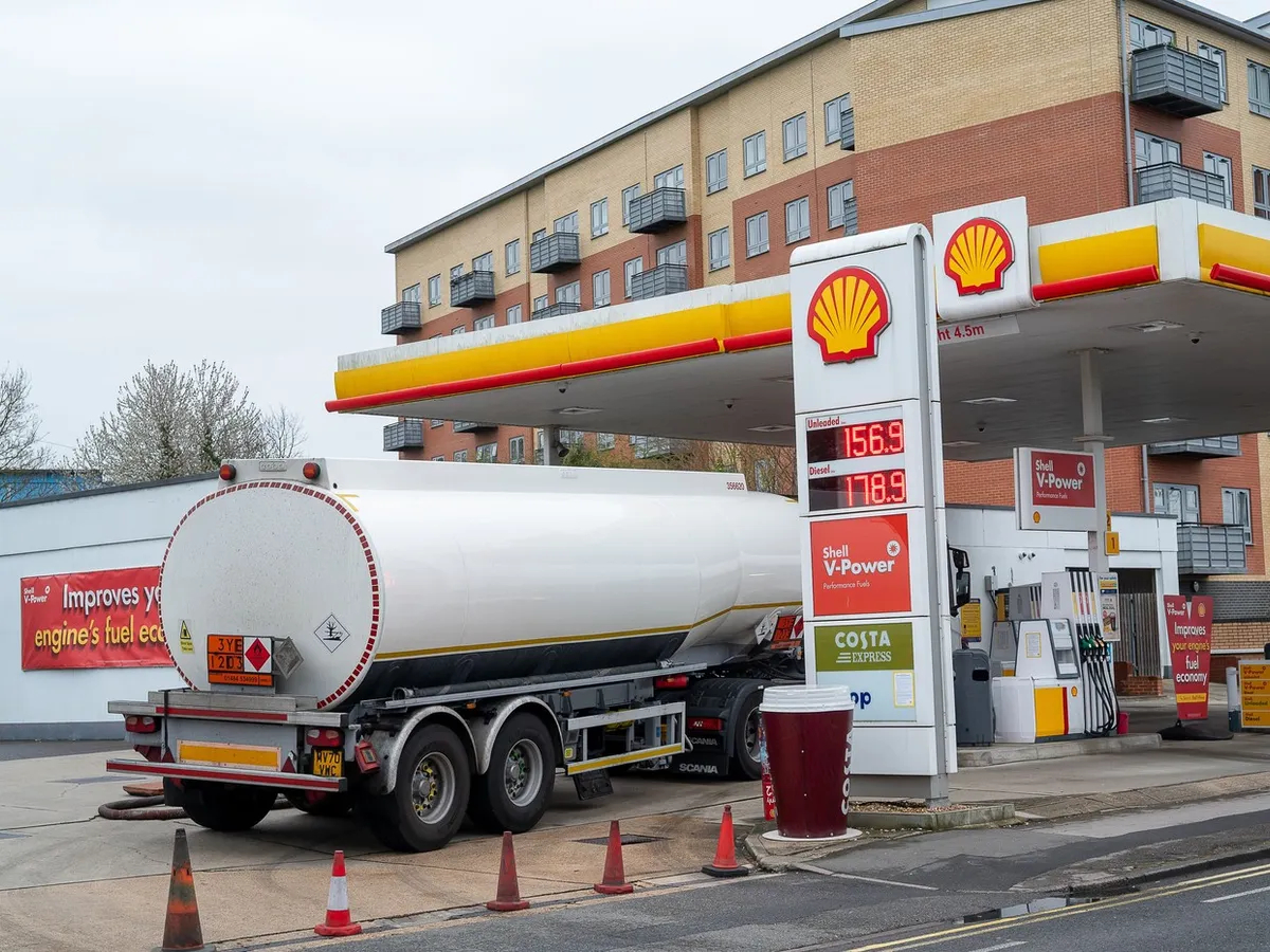 Livrare de benzină la o benzinărie Shell din Slough, Berkshire, Anglia - Foto: Profimedia Images