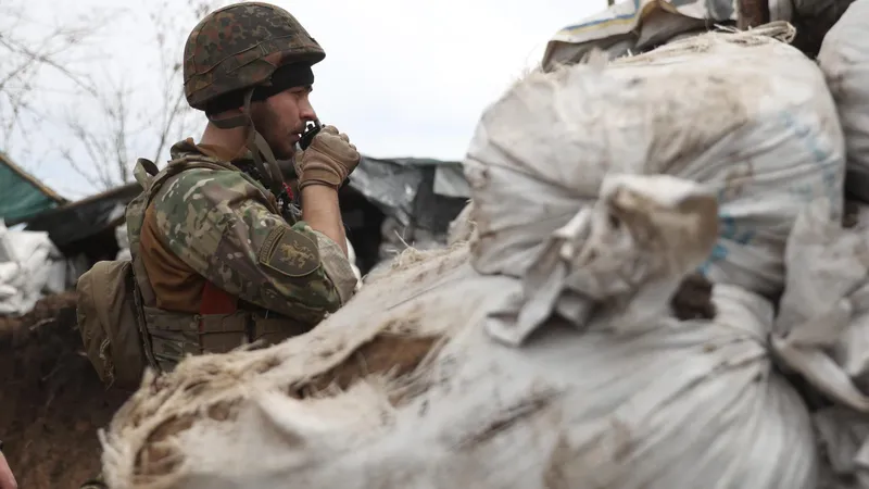Fortăreața Zaporoije se pregătește de război. Civilii au pus mâna pe arme să apere orașul/FOTO: Twitter/Defence of Ukraine