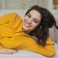 4 motive pentru care durerile de dinți sunt mai puternice noaptea. Cum le combați fără stomatolog? - Foto: pexels / Andrea Piacquadio
