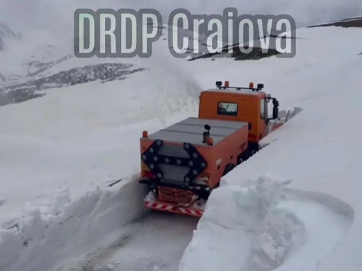 Lucrările de deszăpezire continuă pe DN 67C Transalpina, unde zăpada depășește doi metri pe carosabil