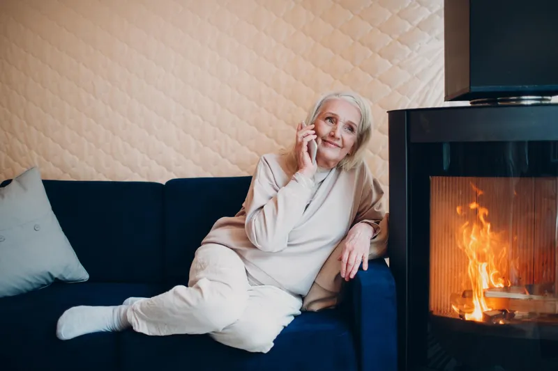 Pensionar deschizând radioul - Foto: Freepik