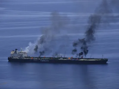 Subiectul e mai vechi, 25 august 2024: tancul petrolier Sounion, arzând, în Marea Roşie - Foto: Profimedia Images