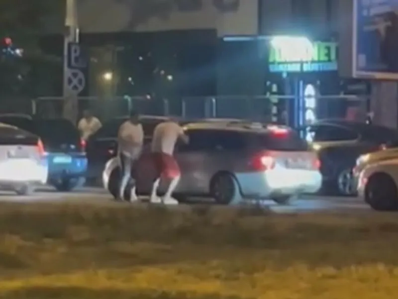 Bătaie în trafic în Capitală. Doi bărbați i-au spart geamul mașinii unui șofer și l-au luat la pumni - Foto: Facebook/ Captură video