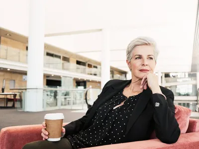 Pensionar la cafenea cu pensie foarte mare - Foto: Freepik