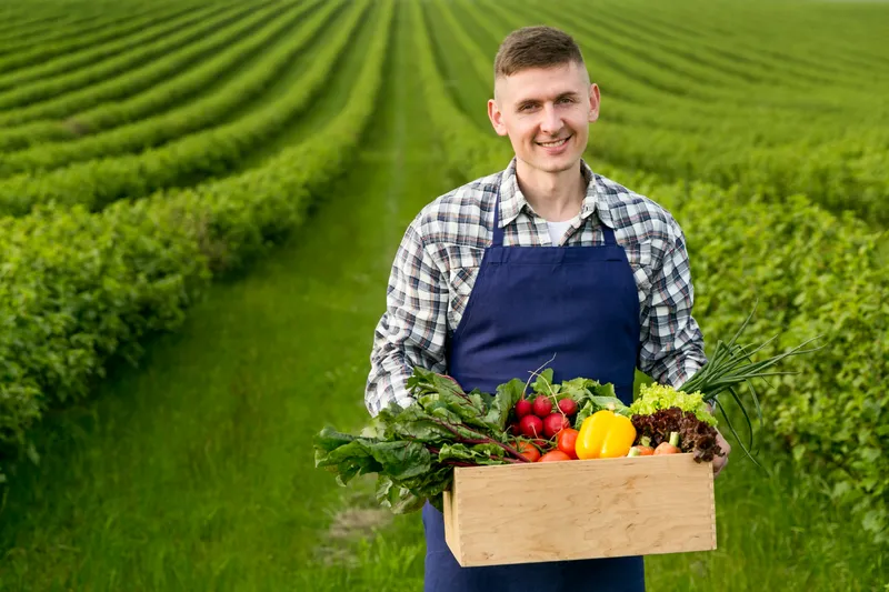 Fermier care își arată recolta - Foto: Freepik (rol ilustrativ)
