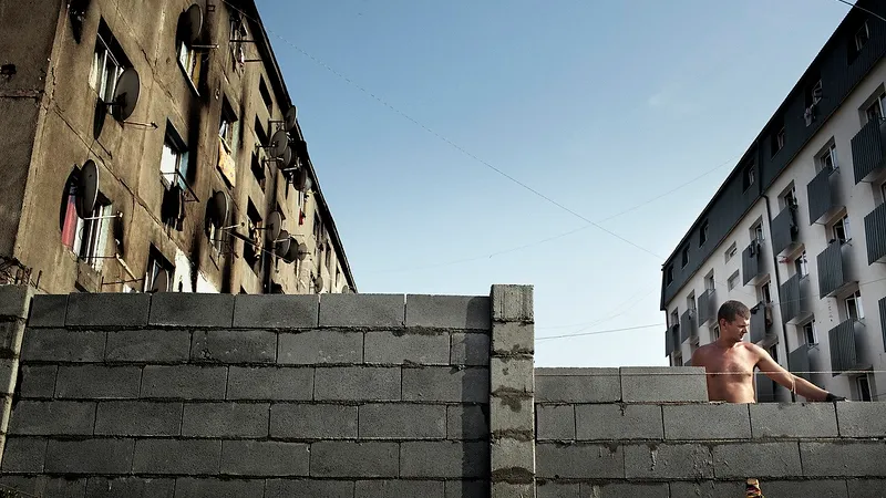Decizie definitivă: zidul segregării din Baia Mare va fi dărâmat Foto: Mugur Vărzariu