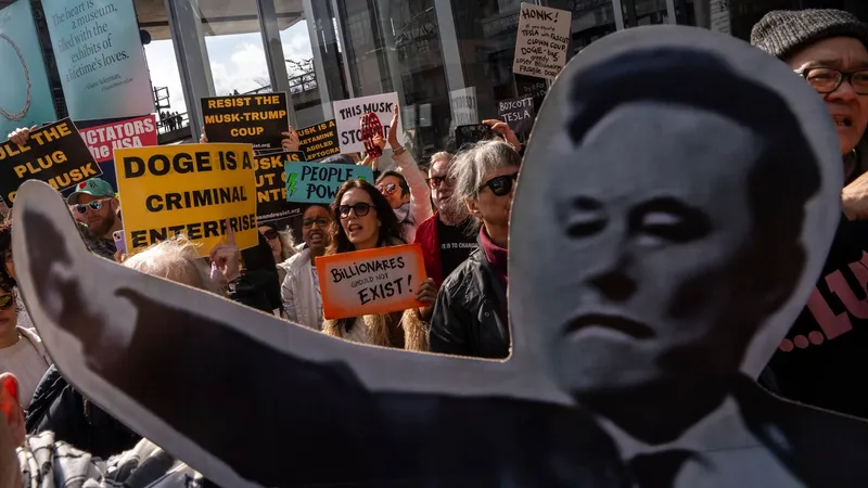 Arestări după proteste care îl vizează pe Elon Musk. Manifestanții au mers la showroom-urile Tesla - Foto: Profimedia Images