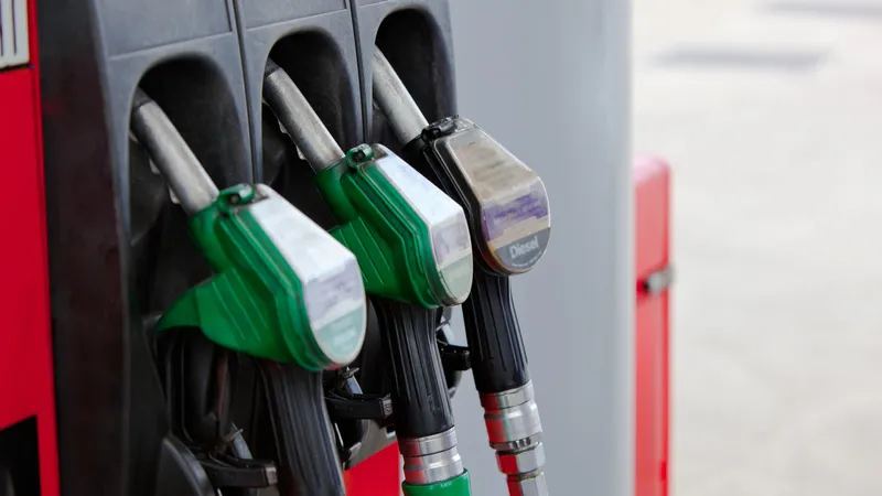 Motorina și benzina se scumpesc din nou, din iulie! Cât va costa un plin de carburant - Foto: Profimedia Images/ Imagine cu caracter ilustrativ