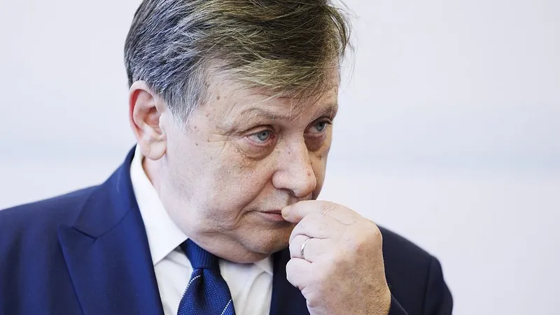 Crin Antonescu îi cere lui Ilie Bolojan să dezvăluie date despre decizia CCR de anulare a alegerilor - Foto: INQUAM PHOTOS/Cornel Putan