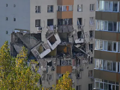 Blocul distrus de explozia de la instalaţia de gaze, în Rahova - Foto: Alex Nicodim