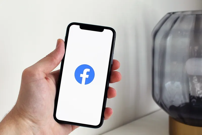 Telefon cu aplicație Facebook