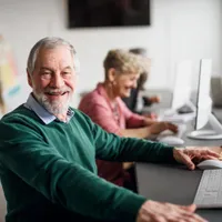 Beneficii la pensie pentru pensionarii de peste 65 ani. Primăria le oferă servicii gratuite Foto: Freepik (fotografie cu caracter ilustrativ)