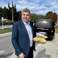 Ciolacu a fost la un magazin de țară și a făcut cumpărături de austeritate: cipsuri și pufuleți Foto: facebook/ Marcel Ciolacu