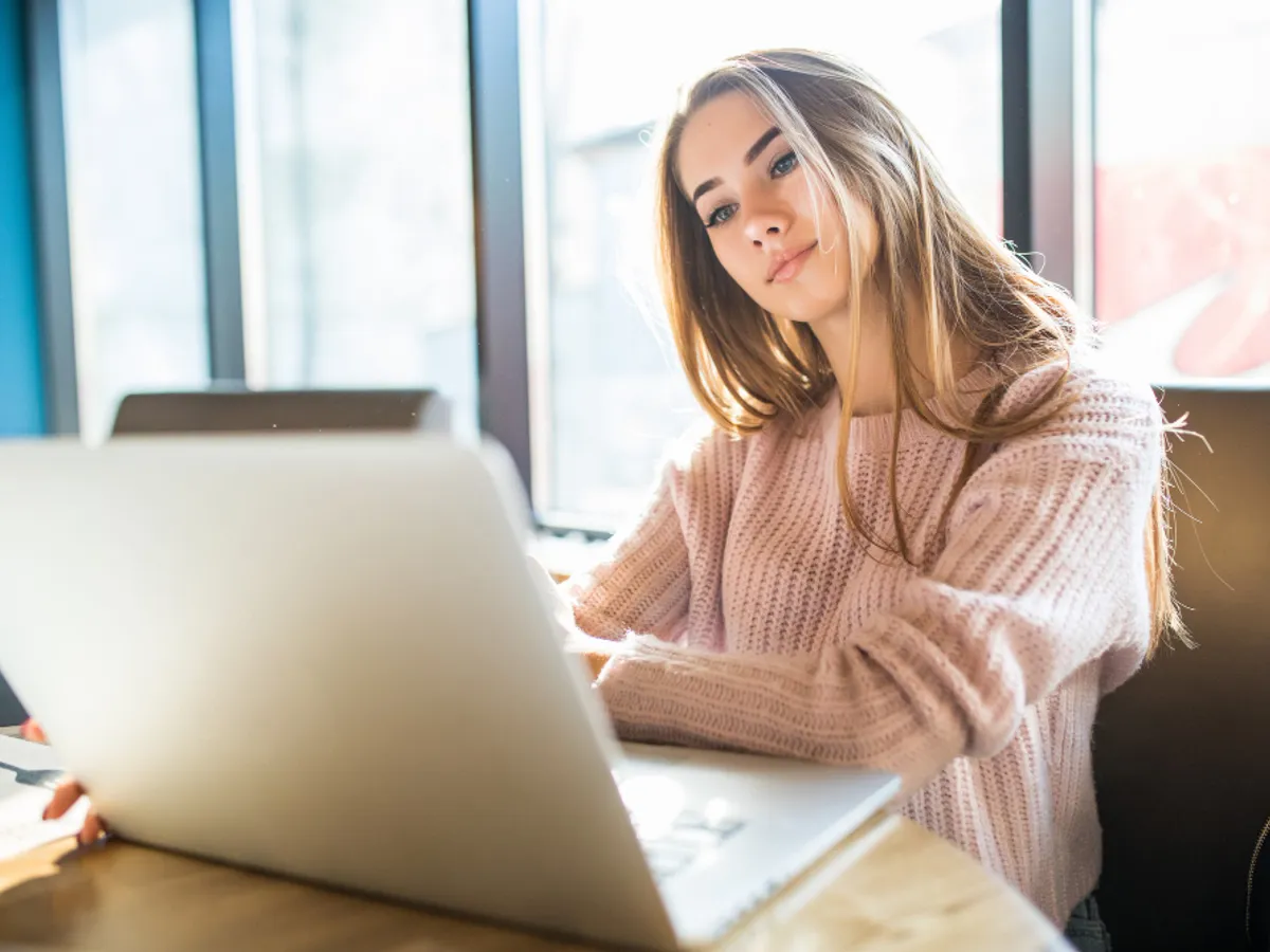 O femeie citește un e-mail pe laptop - Foto: Freepik (rol ilustrativ)