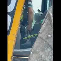 „Dorel”, șofer pe buldoexcavator, se răcorește cu o bere la volan, în trafic, în Pipera. / Foto: captură video