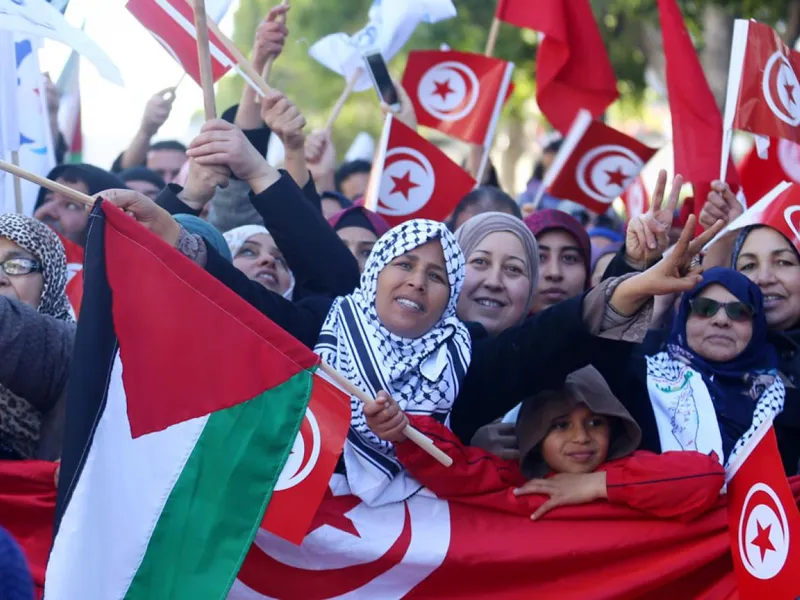 Tineri din Tunisia/FOTO: Reuters