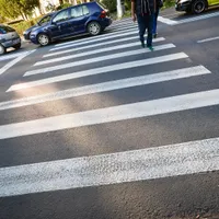 Un bărbat s-a ales cu dosar penal după ce și-a făcut propria trecere de pietoni. A folosit bidineaua - Foto: Arhiva / imagine cu rol ilustrativ