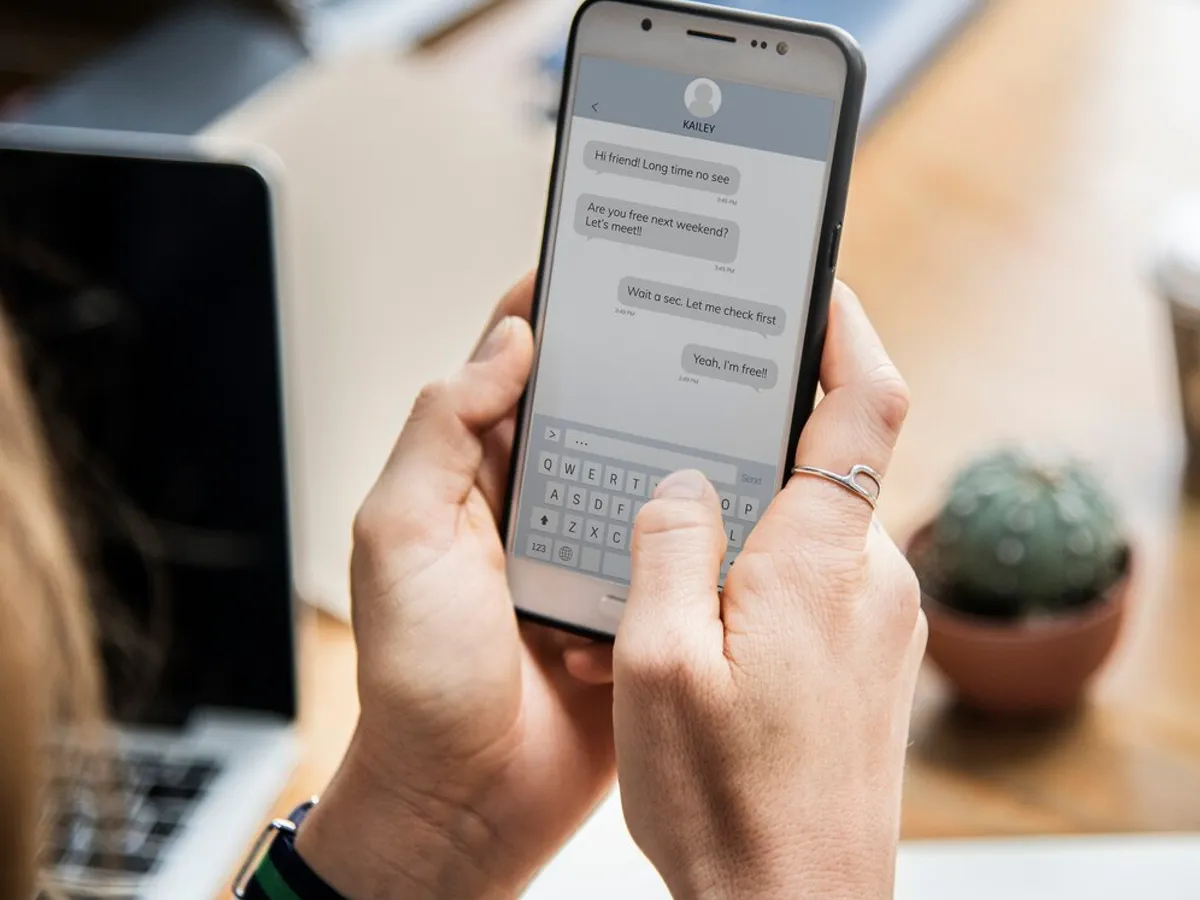 Escrocheria cu ”aprobarea creditului” se întoarce. Numărul pe care să NU îl salvezi în WhatsApp - Foto: Freepik (Rol ilustrativ)