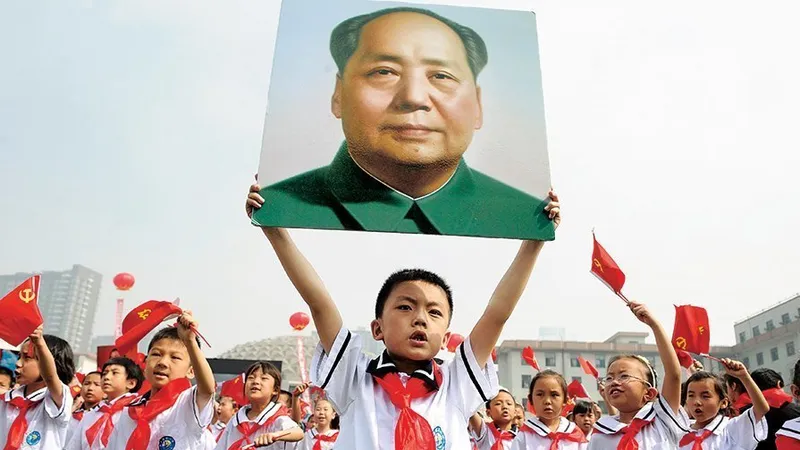 UN PARTID. În ciuda discuțiilor despre deschidere, China este încă guvernată potrivit principiilor leniniste. Studenții sărbătoresc aniversarea înființării Partidului Comunist Chinez