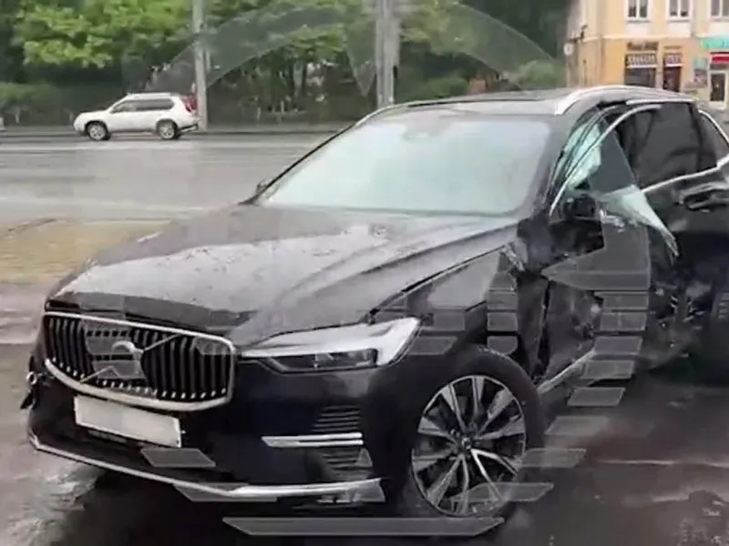 SUV-ul suedez s-a îndoit și el, evident, mai ales că a fost lovit în lateral, dar mult mai puțin decât „tancul” rusesc - Foto: captură video