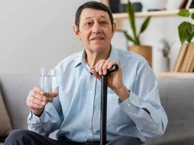 Viața la pensie. Trucul matinal al pensionarilor pentru balonare și constipație. Vezi ce zic experții - Foto: Freepik (Imagine cu rol ilustrativ)