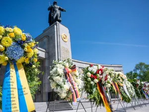 Coroane de flori, la o slujbă de pomenire în fața Memorialului Ostașului Sovietic din Tiergarten, Berlin - Foto: Profimedia Images