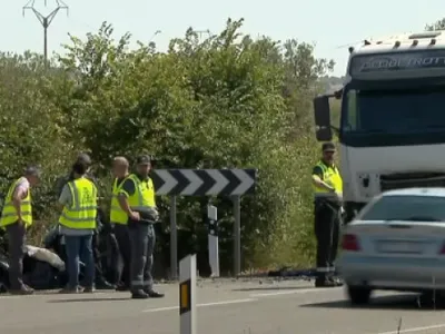 Patru tineri cu vârste cuprinse între 18 și 21 de ani au murit, după ce mașina în care se aflau a intrat într-un camion