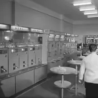 Bufetul Automat de pe Magheru, în 1962 Foto: captură Youtube