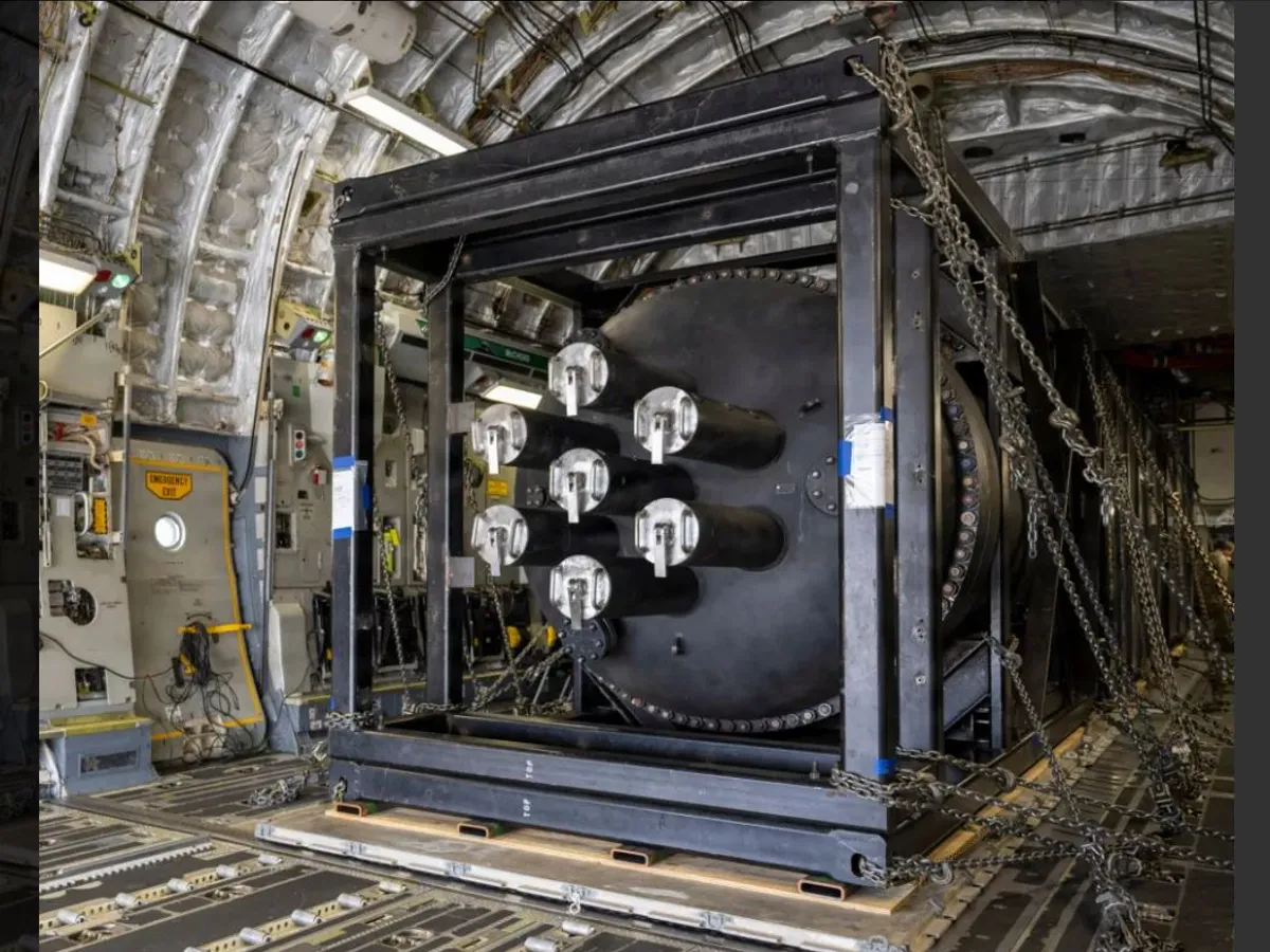 Parte a unui prototip de reactor modular de generație următoare, în interiorul unui avion C-17 al Forțelor Aeriene ale SUA, în februarie 2026 - Foto: US Military