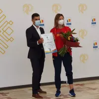 După ce a jignit-o, ministrul Novak a așteptat-o cu flori pe Ana maria Popescu. Replica sportivei / g4media