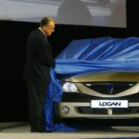 Prima Dacia Logan de serie, dezvelită de Iliescu în 2004. Era „full de full”. Ce dotări avea - Foto: Profimedia Images