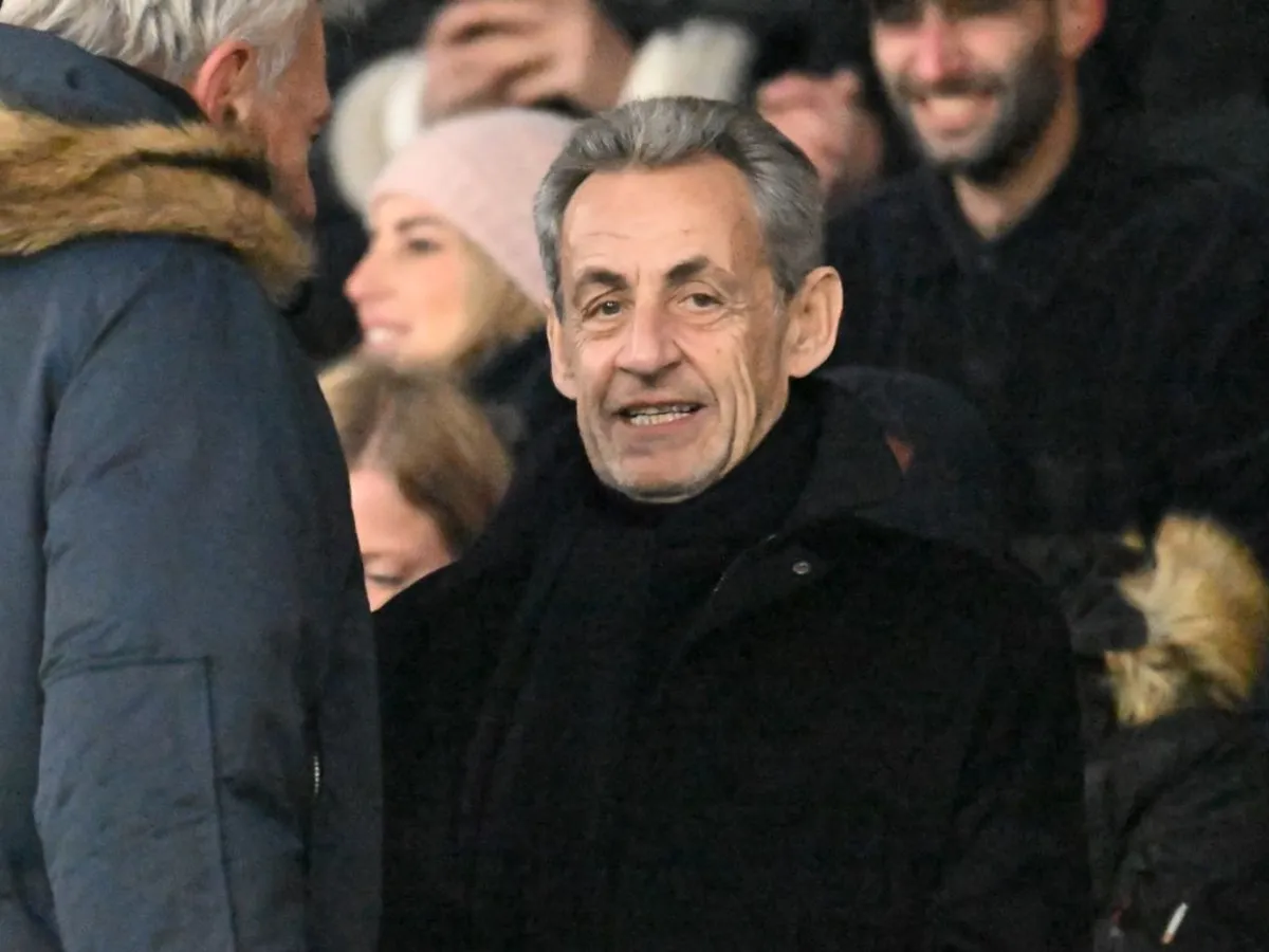 Fostul preşedinte francez Nicolas Sarkozy, pe Parc de Prices, la un meci PSG - Le Havre - Foto: Profimedia Images