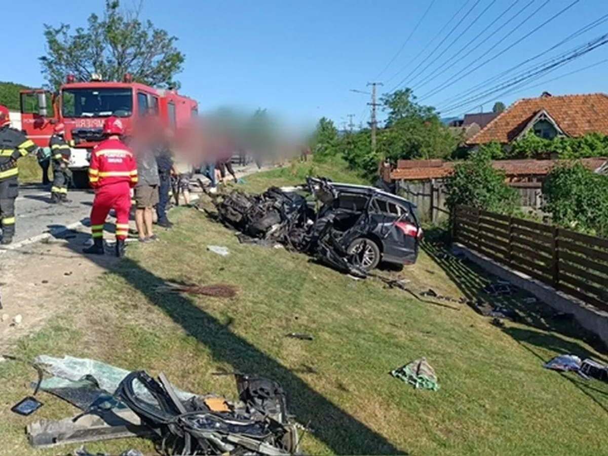 Accident grav, pe DN67. Un autocar cu 51 de copii s-a răsturnat, în urma coliziunii cu o mașină - Foto: infotraficromania.ro