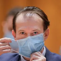 Premierul Florin Cîţu a anunţat că, dacă se atinge ţinta de vaccinare de 5 milioane de persoane, la 1 iunie se va putea renunţa la masca de protecţie la plajă sau în drumeţiile montane. / Foto: stirileprotv.ro
