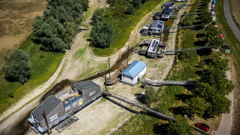 O fotografie cu dronă a caselor rămase pe uscat în Waal, Olanda/foto: Profimedia Images
