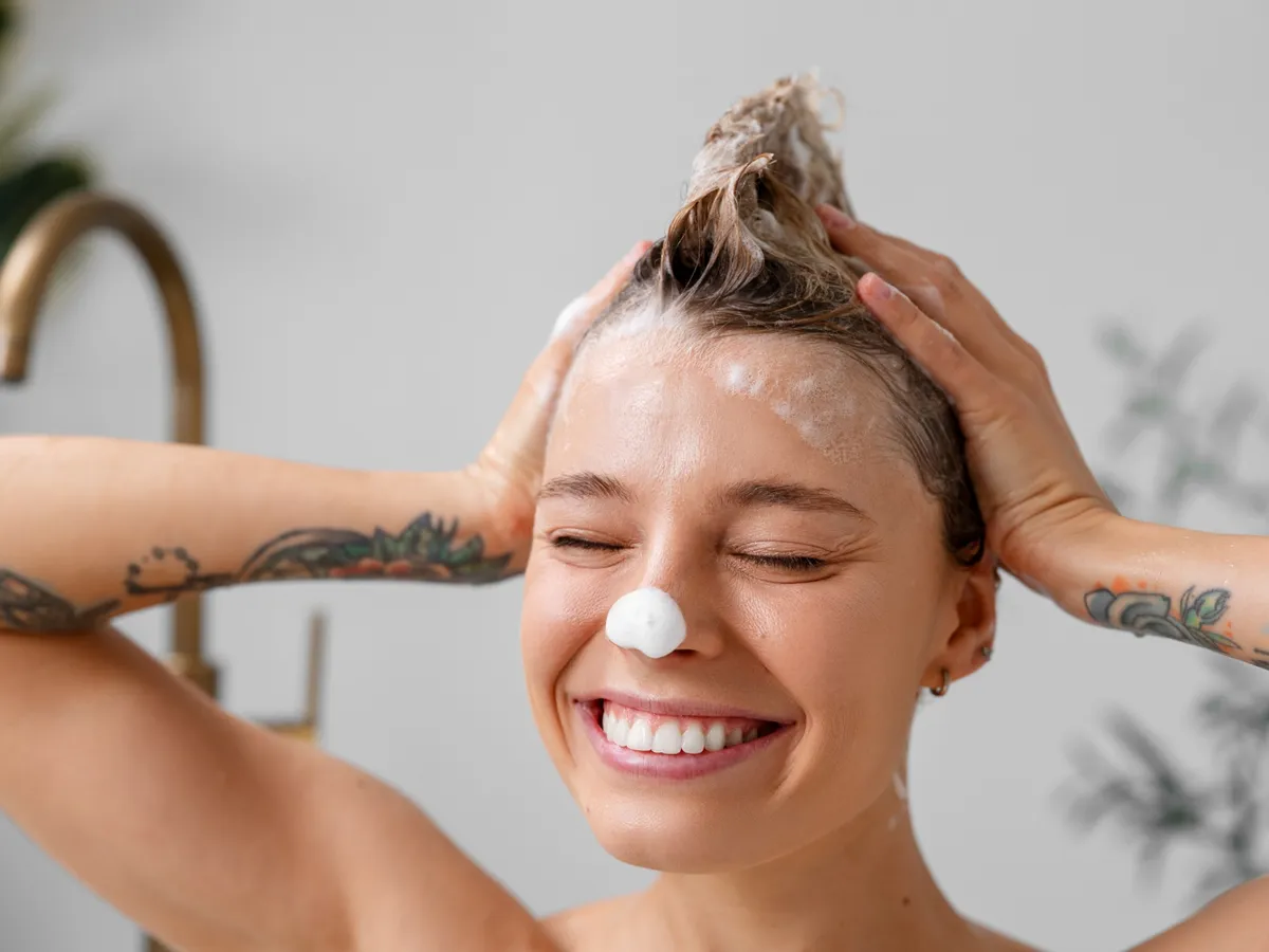 Femeie care se spală pe păr - Foto: Freepik (Imagine cu rol ilustrativ)