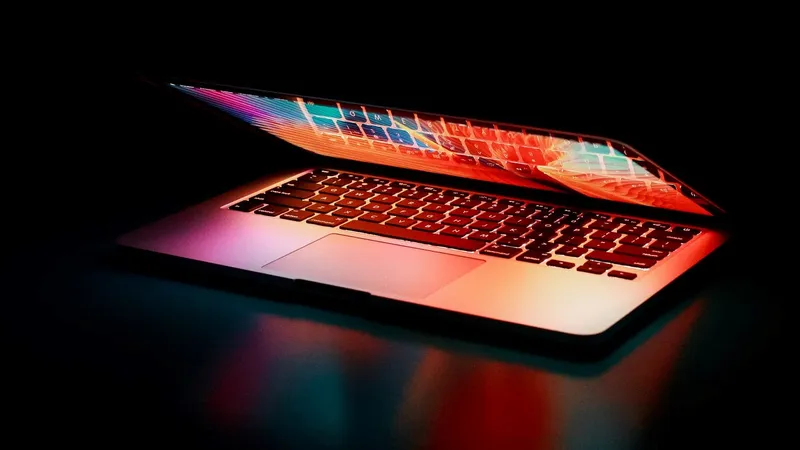 Un nou val de atacuri informatice prim e-mail. Foto: Pexels.com