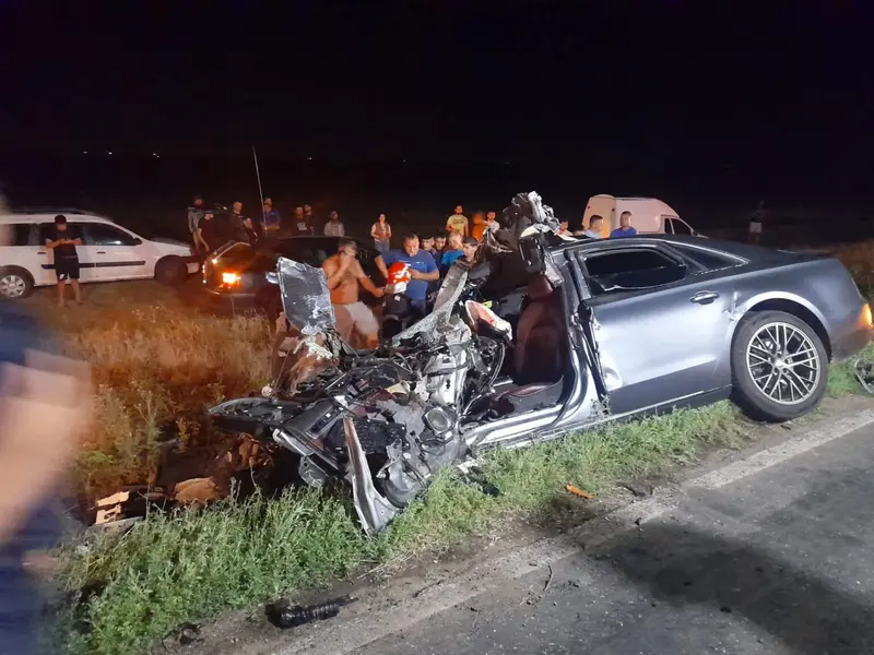 Un Audi s-a înfipt violent într-un TIR pe DN 2C. Șoferul și o fată de 16 ani au murit pe loc - Foto: Facebook/Info Trafic 24