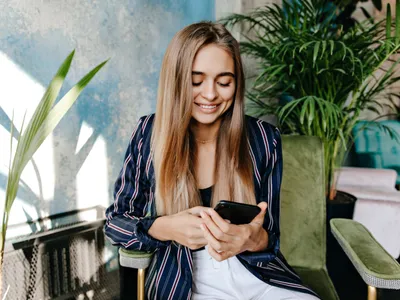 Femeie la telefon - Foto: Freepik