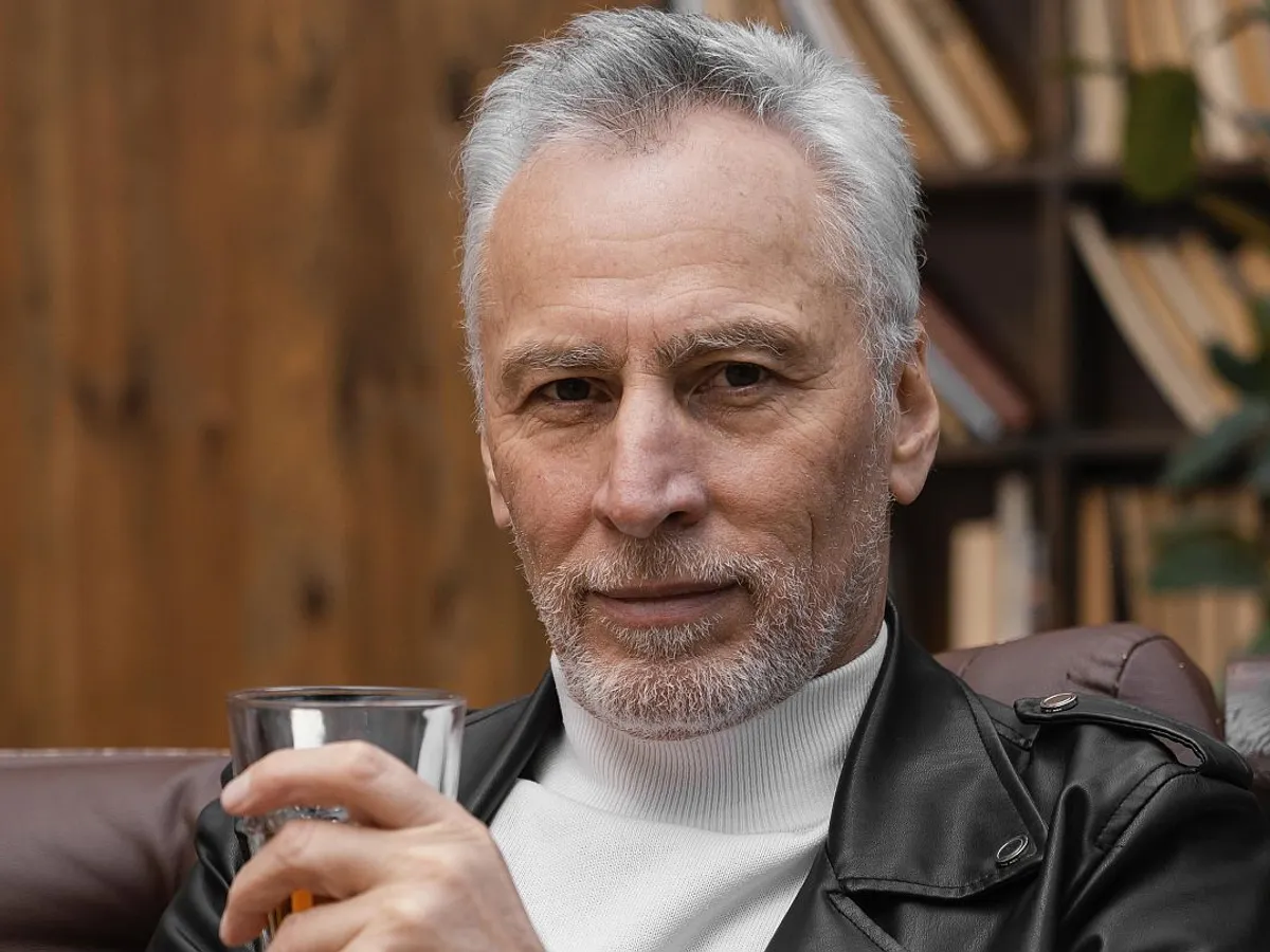 Cumulul pensie cu salariu va fi interzis. Pensionarii speciali, un nou beneficiu de sute lei