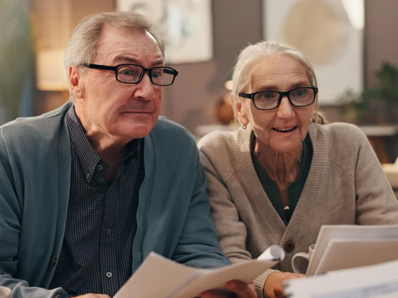 Pensionari primind o veste bună la pensie - Foto: Freepik