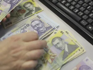 Aproape 10.000 de români au și pensie, și salariu de la stat, spune Bolojan, care le sugerează să lase locul de muncă pentru tineri