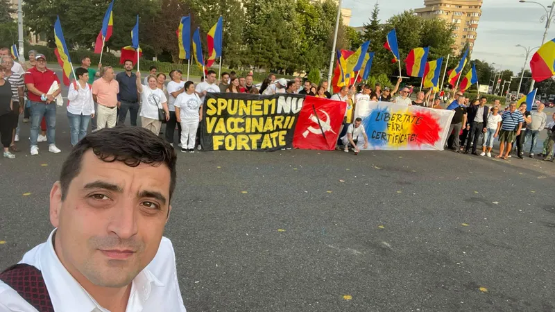 George Simion, al AUR, la un protest al conspiraționiștilor. Sursa: Facebook
